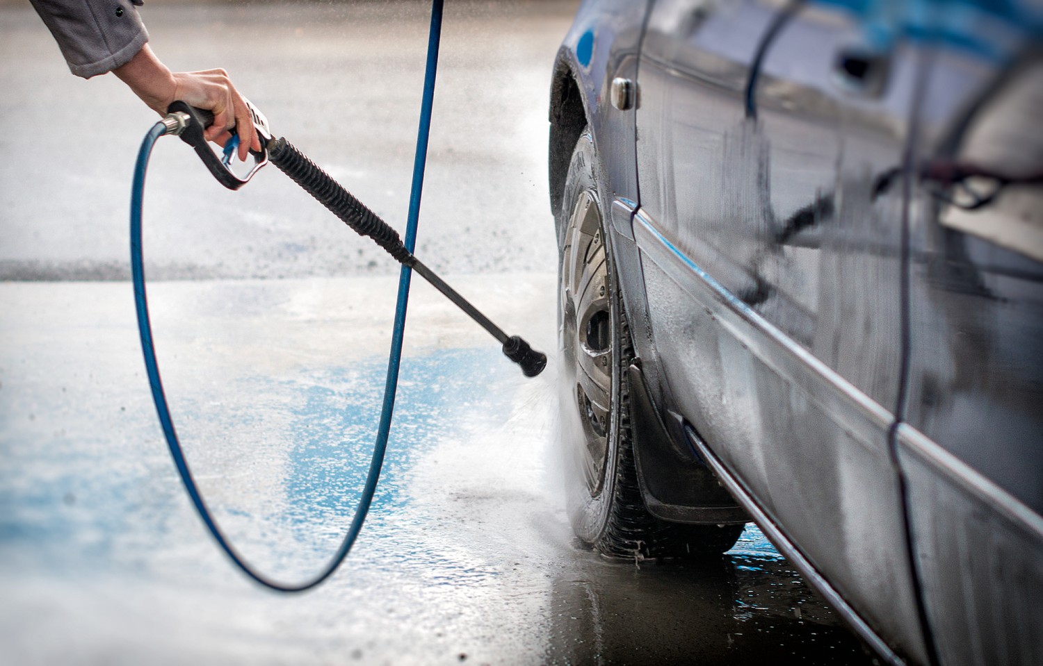 Опытная Diana Prince моет автомобиль и поливает себя водой