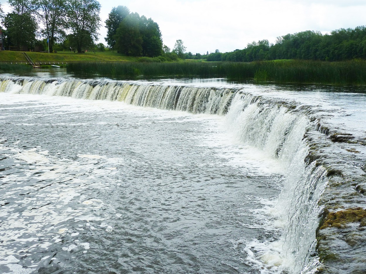 Река вента. Латвия Вентас Румба. Латвия водопад Вентас. Водопад Вентас Румба. Самый широкий водопад в Европе Вентас Румба.