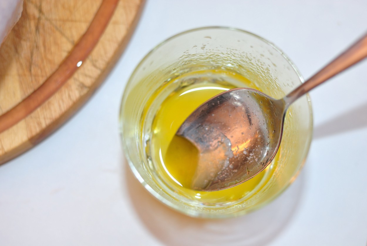 Смесь растительного масла с водой. Ложка для меда. Мед и растительное масло. Растительное масло в ложке. Медовая вода с маслом.