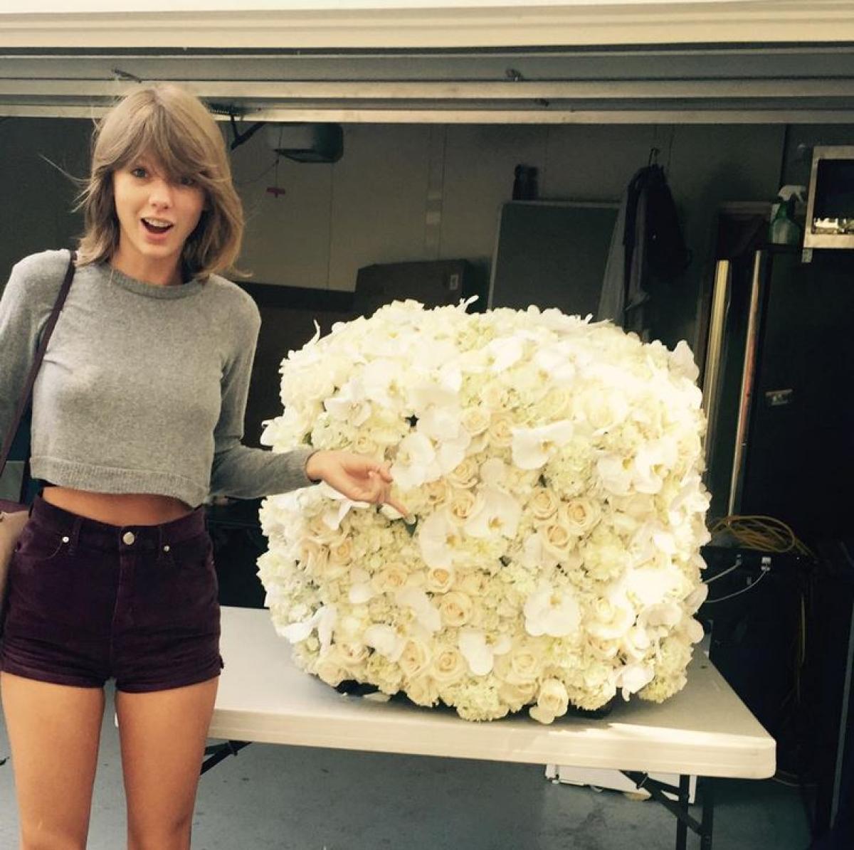 Тейлор Свифт с букетом цветов