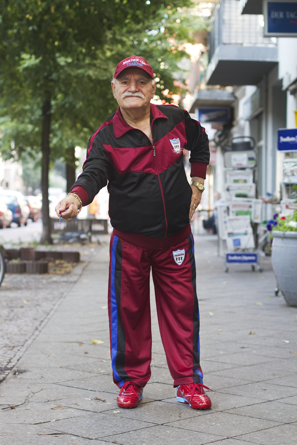 Старик в спортивном костюме