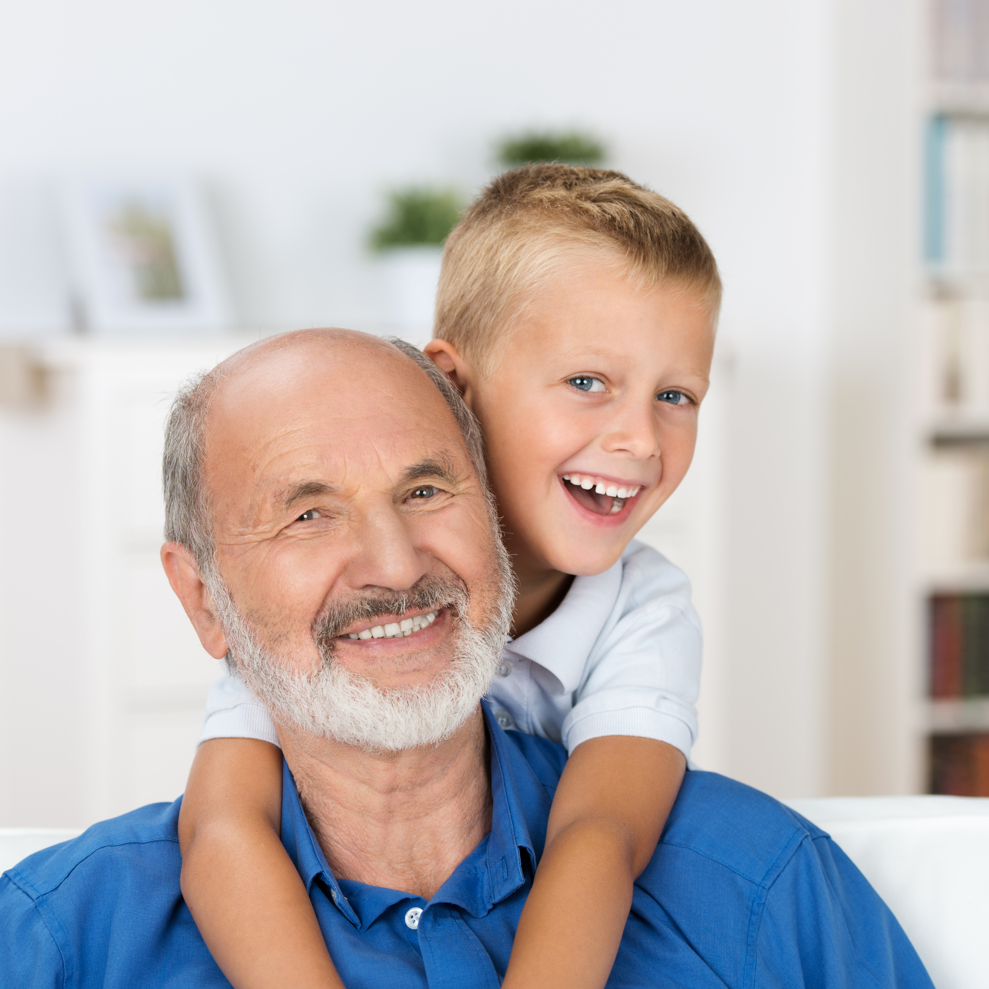Дедушка и внук улыбаются
