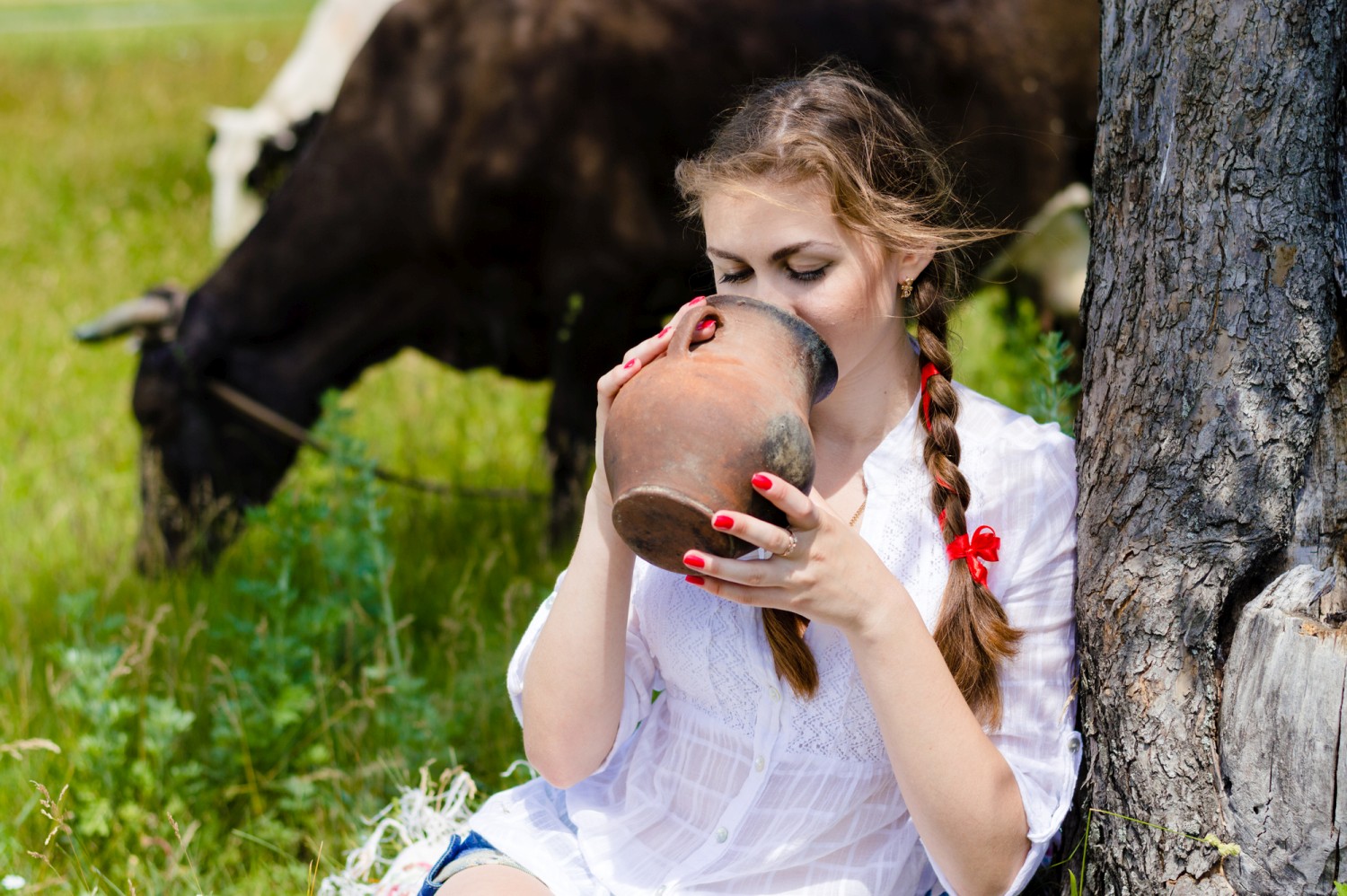 Milk girl. Молоко пьют в деревне. Девушка пьёт молоко в деревне. Деревенская девушка пьет молоко. Молоко корова девочка.