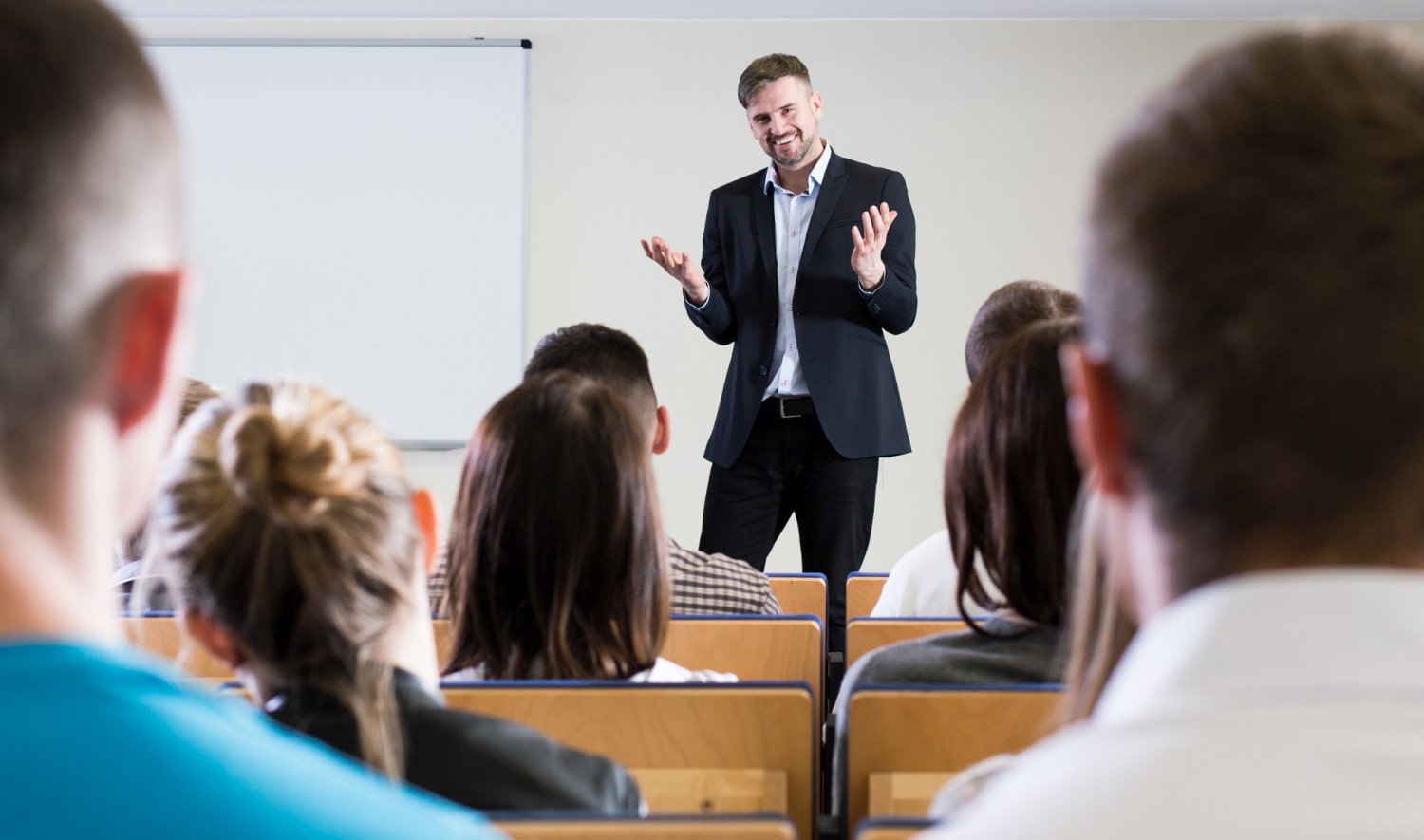 Преподаватель на лекции. Лектор и студенты. Дружеские взаимоотношения педагогов. Лектор рассказывает студентам. Студенты на паре.