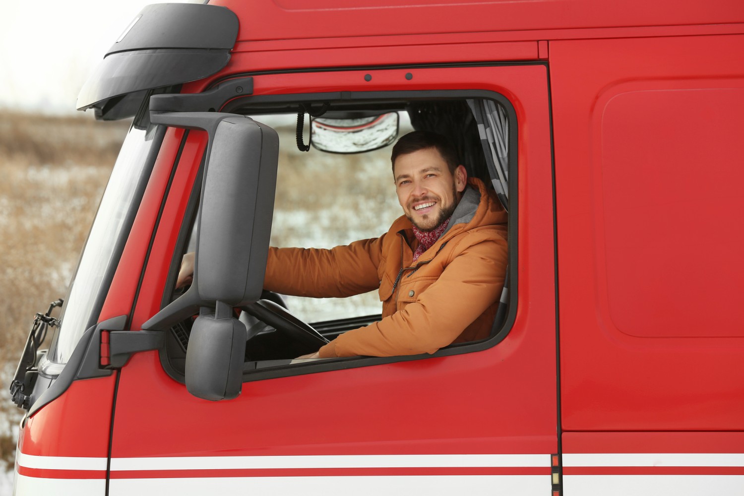 Водитель грузовика улыбается