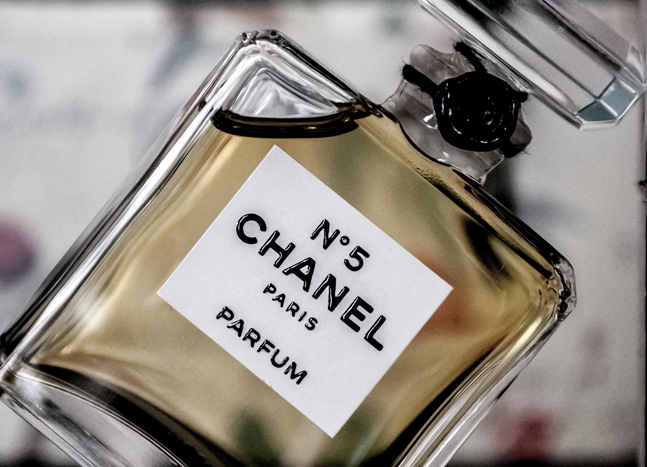 Духи правде. Духи Шанель№5 1921 года. Chanel no. 5 Коко Шанель в 1921. Коко Шанель духи «Chanel no 5». День рождения духов «Шанель №5».