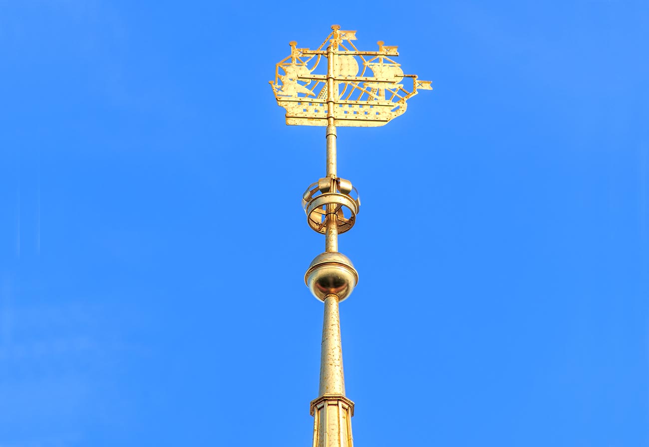 Кораблик на шпиле Адмиралтейства в Санкт-Петербурге