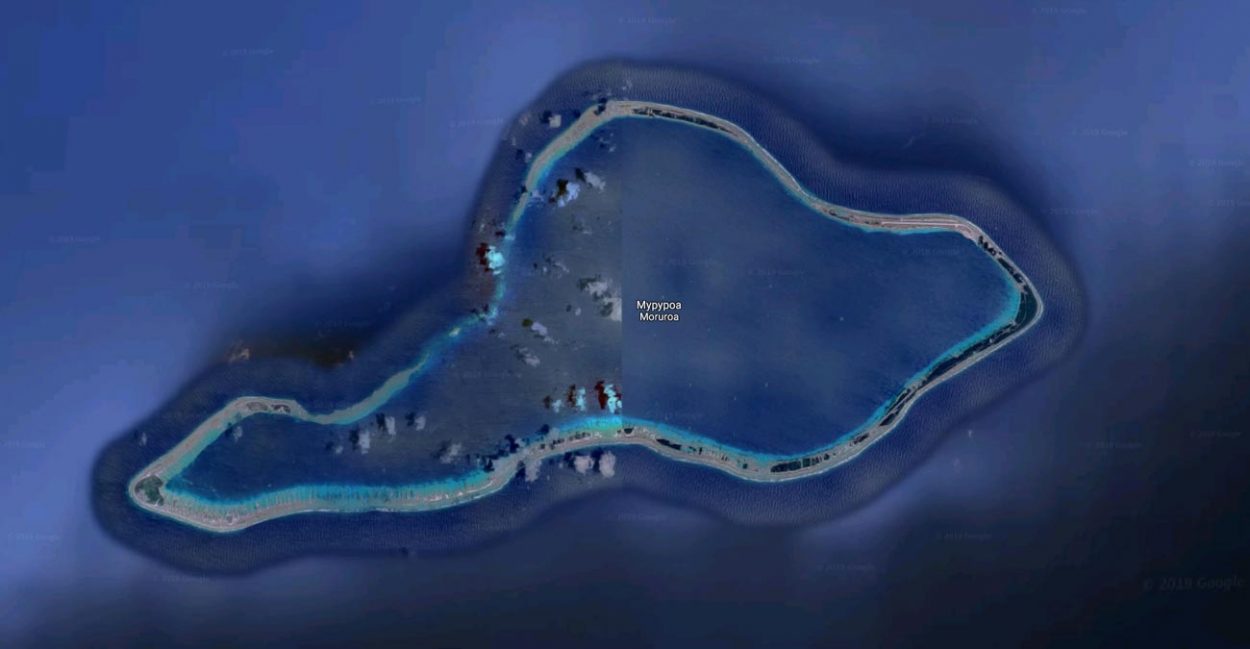 Засекреченная область на gogle карах на юге Тихого океана близь острова Муруора. Координаты: -21.828186, -138.866969