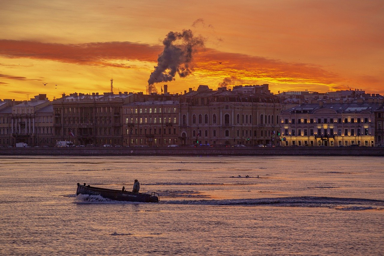 Прогулки и экскурсии по рекам и каналам Санкт-Петербурга: как за раз посмотреть весь город и получить незабываемые впечатления
