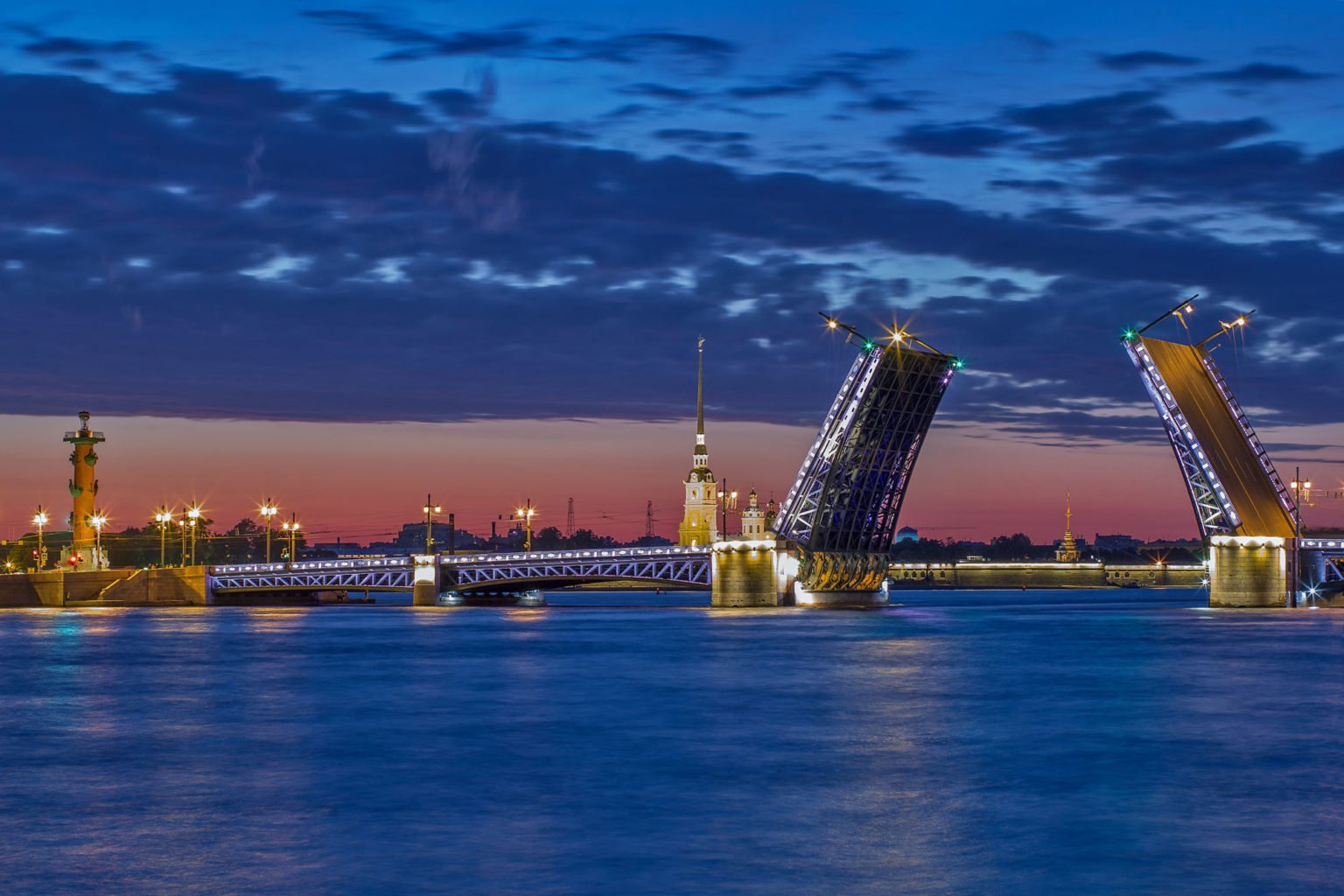 Дворцовый разводной мост в Санкт-Петербурге